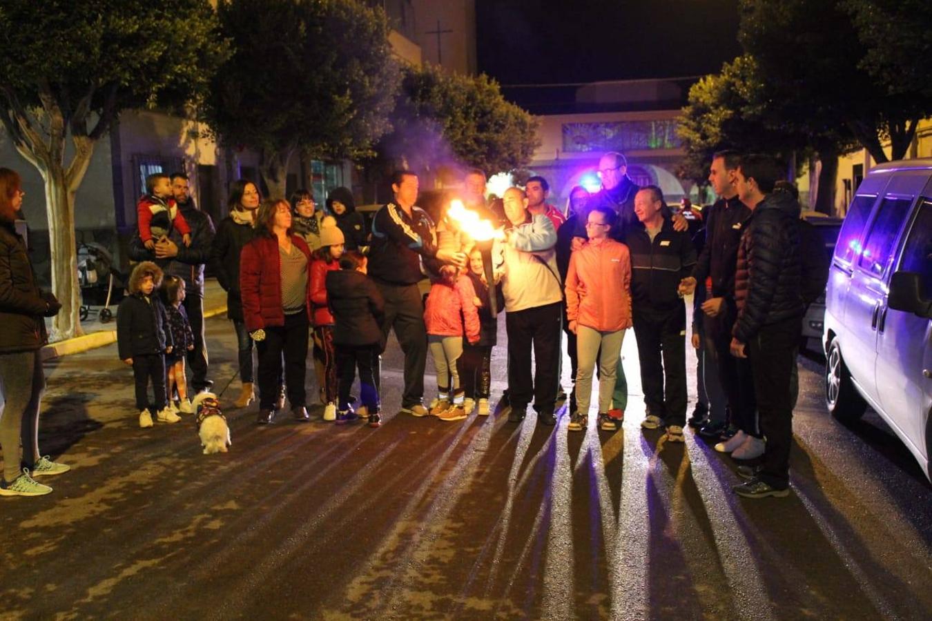 Santa María del Águila y San Agustín han celebrado su tradicional fiesta de San Antón Abad. Un evento social y cultural en torno al calor del fuego de la comida y la fiesta. Santa María del Águila inició su fiesta a las cinco de la tarde con la concentración de animales y mascotas, antes de su bendición. Posteriormente se llevó a cabo el encendido de la antorcha, que recorrió el núcleo antes de prender la hoguera. En el caso de San Agustín, arrancó a las cinco y media con el encendido de la antorcha en la plaza Antonio Mira, que portaron miembros de Ajusta corriendo hasta San Agustín donde entorno a las ocho de la tarde se encendió la hoguera, con fuegos artificiales, juego de luces y música 