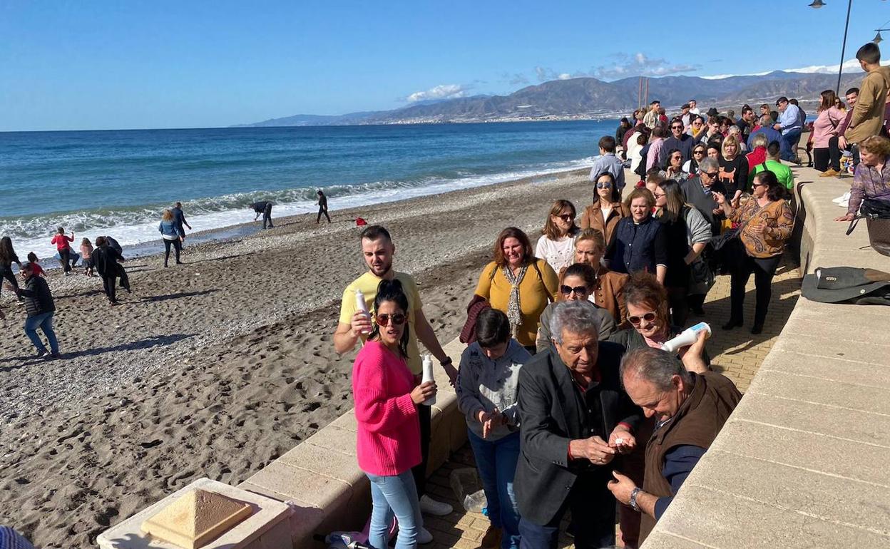 Manos blancas por la costa de Balerma