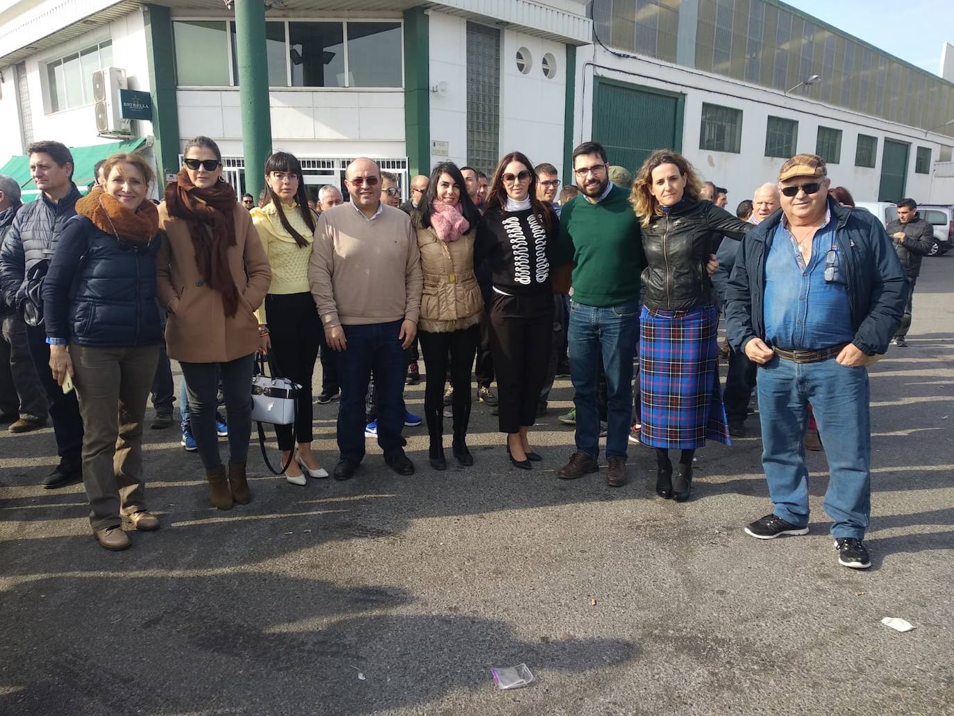 Miembros de las principales organizaciones agrarias y representantes del PP, Ciudadanos y Vox se concentran en el Polígono La Redonda de El Ejido por la crisis de rentabilidad de los productos hortofrutícolas.