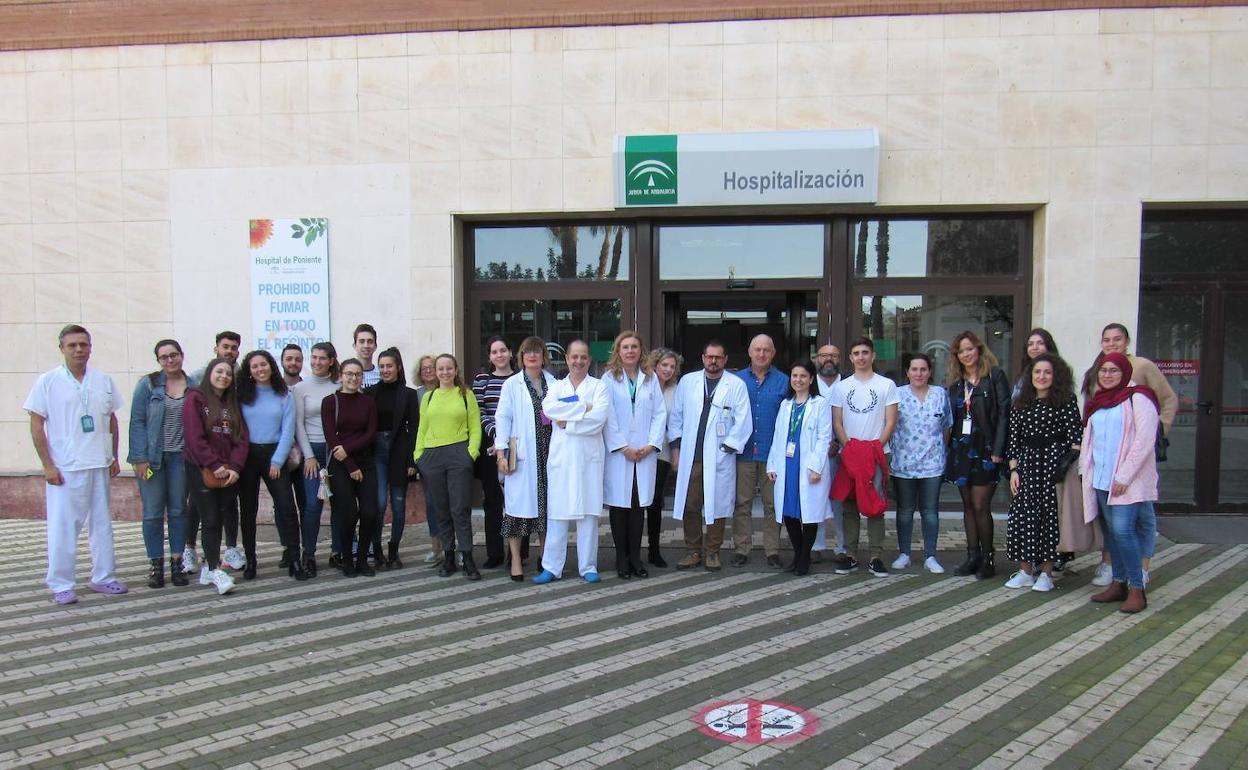 Profesionales y estudiantes en prácticas, durante la jornada de acogida. 
