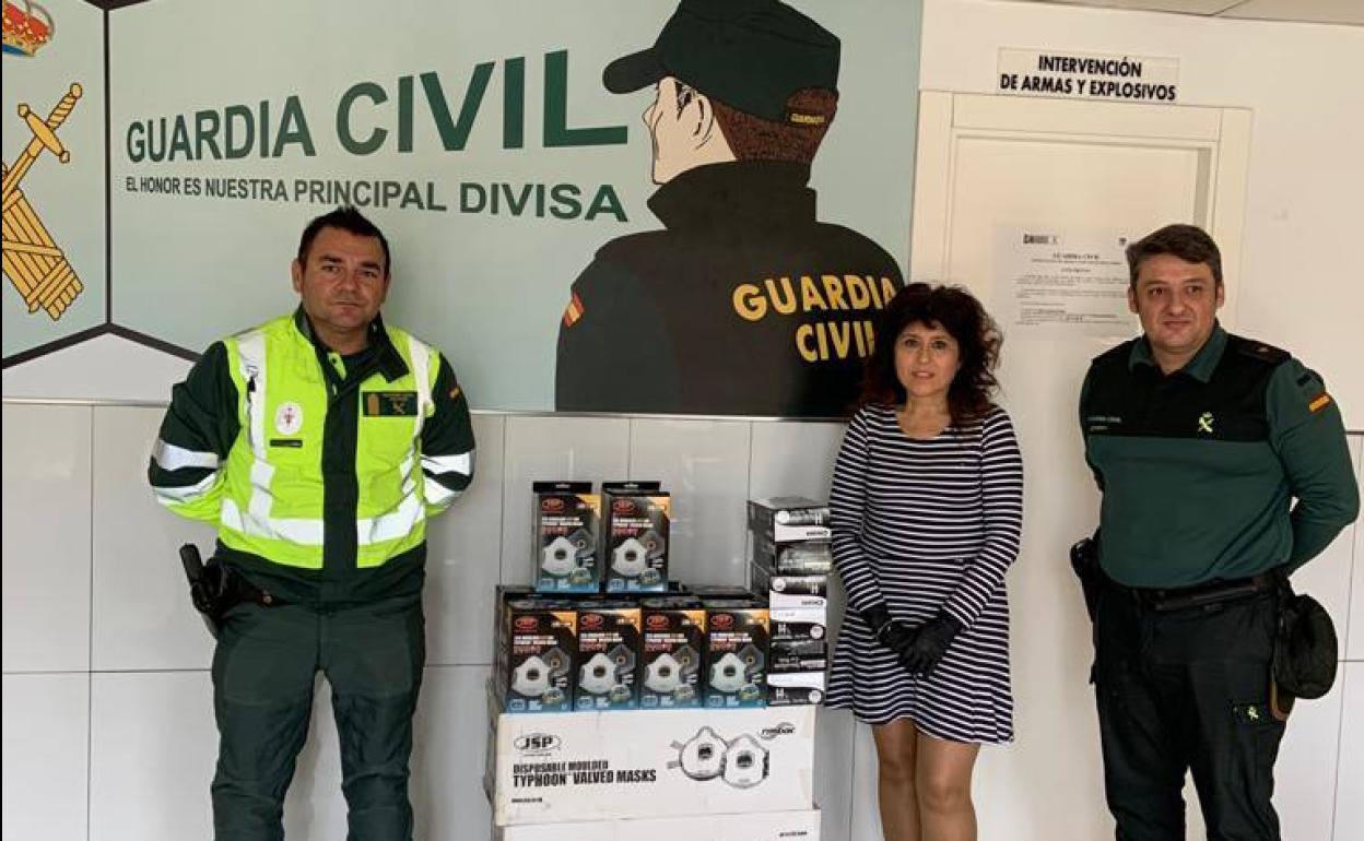 Herrajes del Poniente entrega una importante cantidad de mascarillas a la Guardia Civil