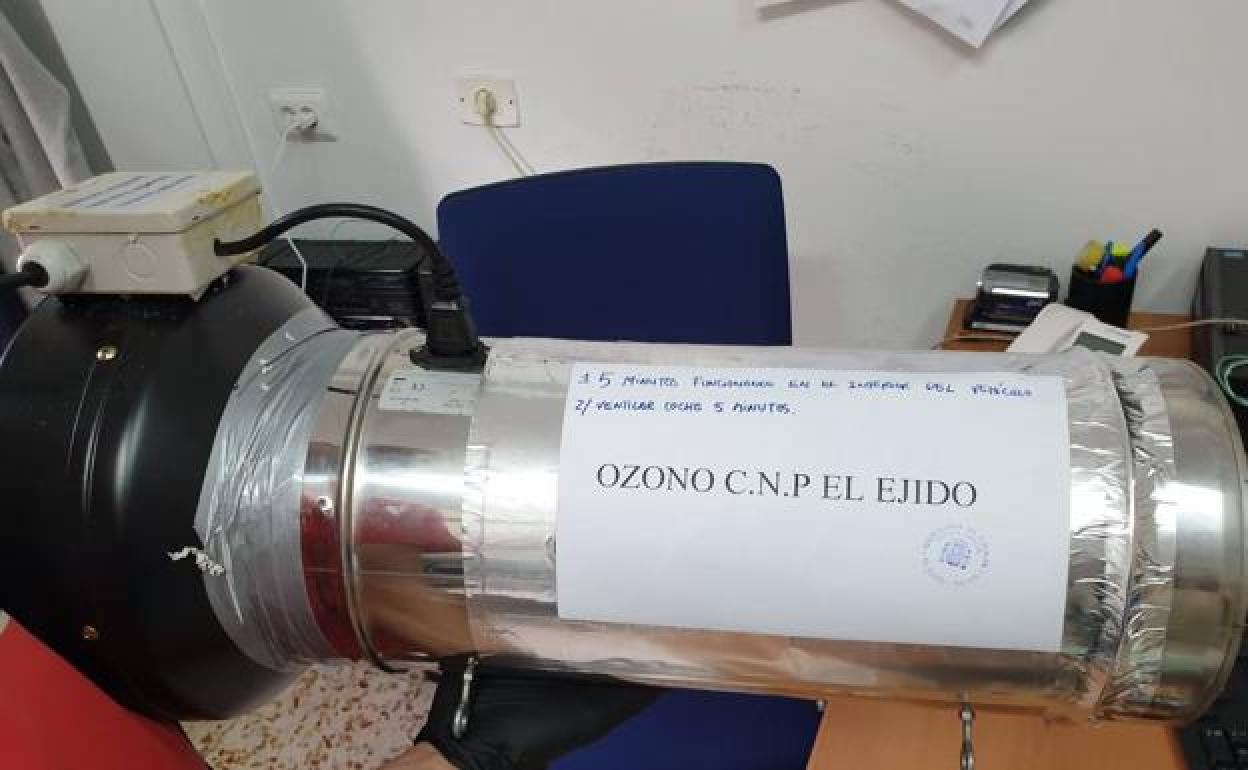 Aparato adaptado por parte de la Policía Nacional para desinfectar . 