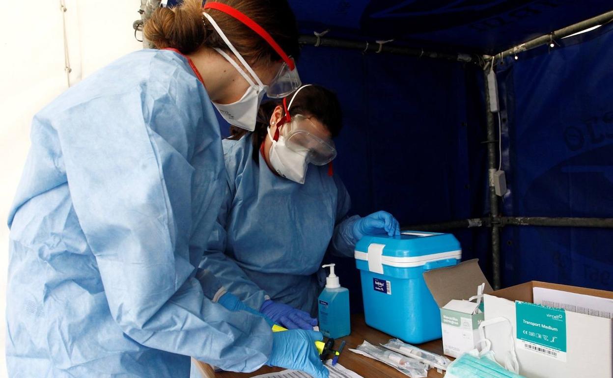 Sanitarios realizan las pruebas del Covid-19