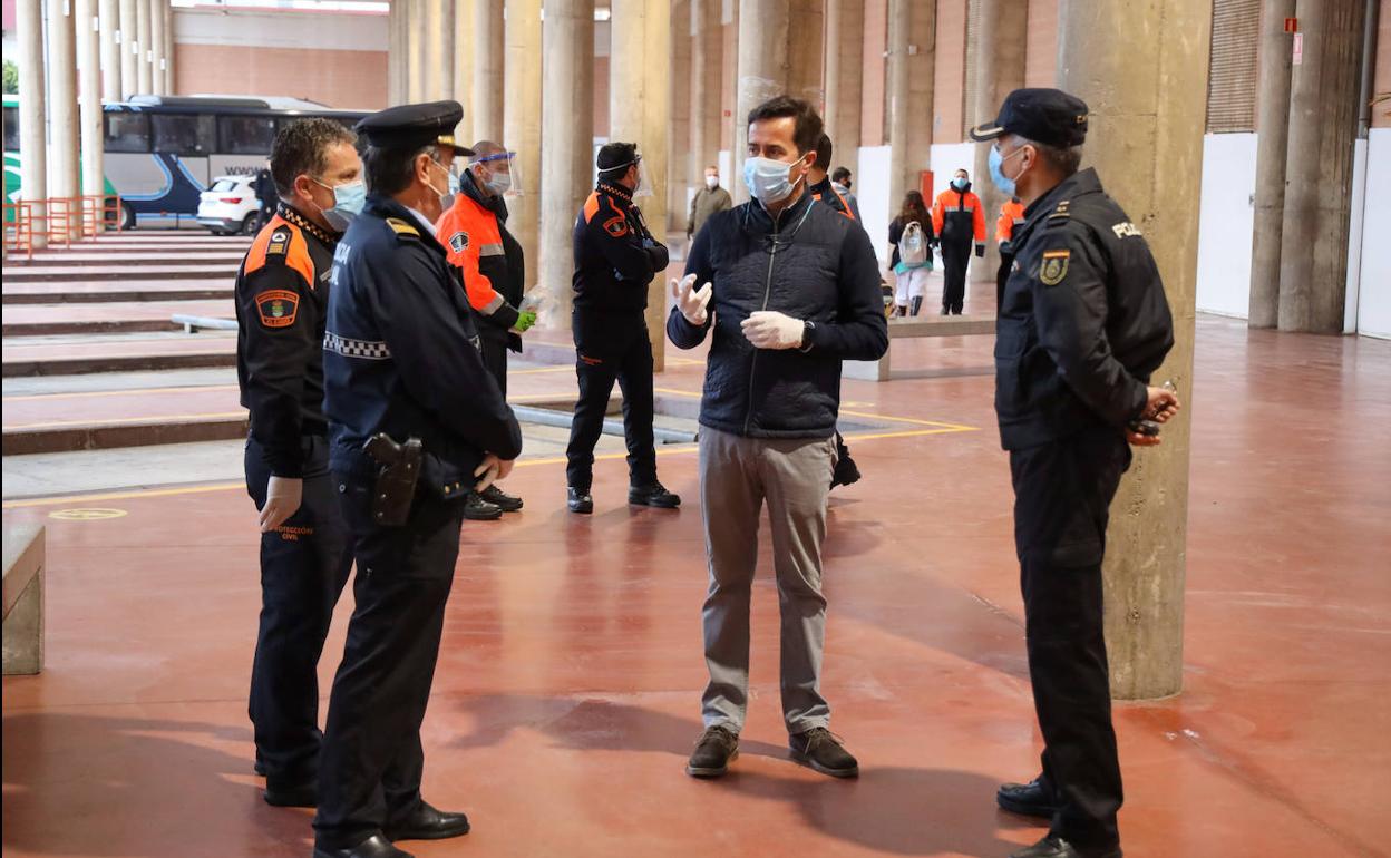 El Ayuntamiento de El Ejido reparte 8.000 mascarillas en el transporte público