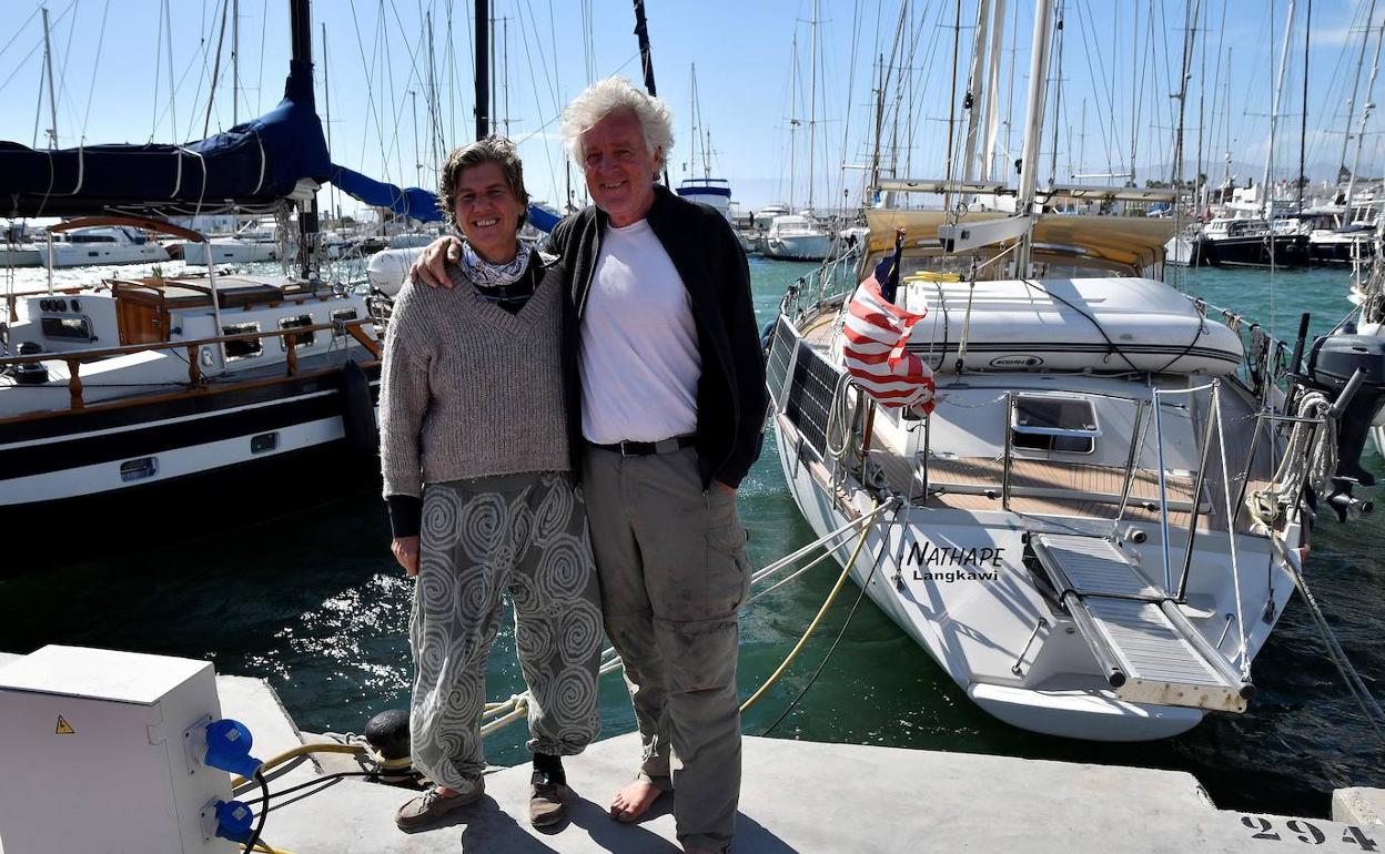 Hans Peter y Natalie son un matrimonio suizo que permanece en su velero en el puerto deportivo de Almerimar, en El Ejido,