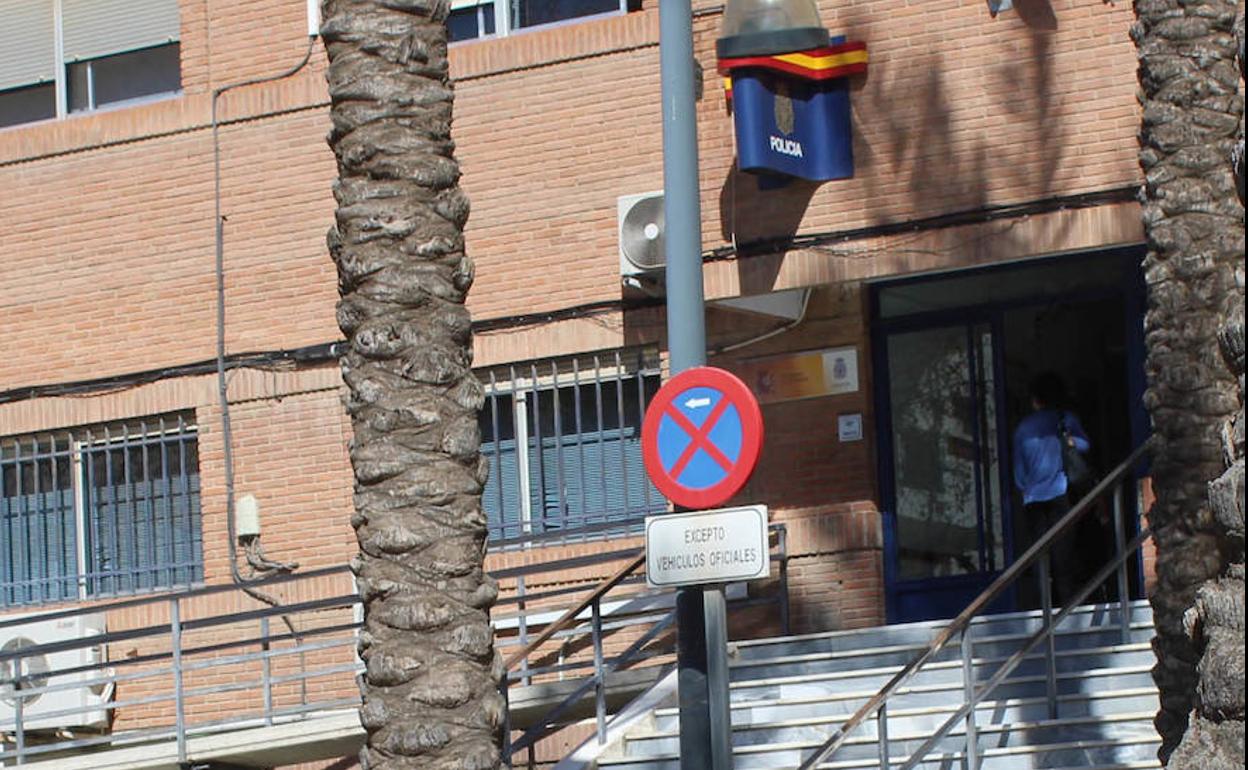 Sucesos en Almería | Atraca una tienda en El Ejido con un afilador de cuchillos y se lleva 600 euros