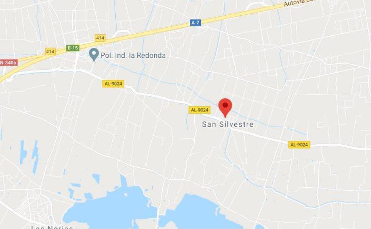 Desalojada una veintena de personas por el incendio en una nave de palés en El Ejido