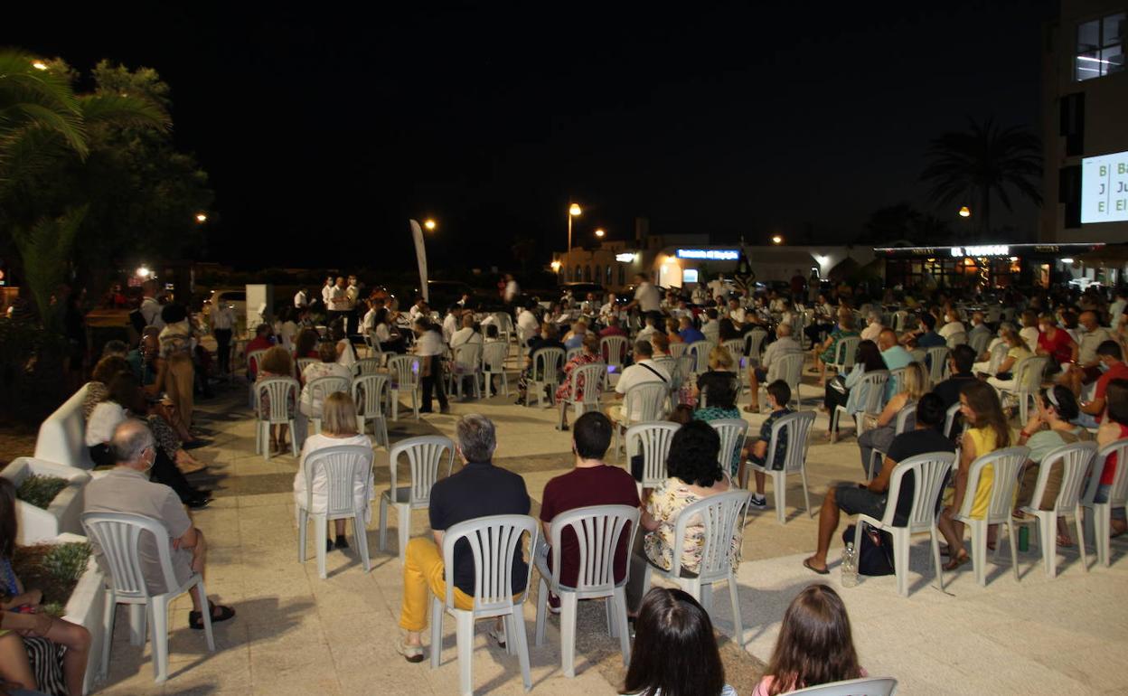 La Banda Sinfónica de El Ejido llena de acordes la noche del núcleo de Almerimar