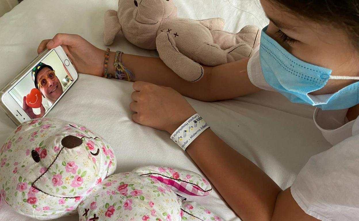 La Fundación Theodora lleva una sonrisa virtual a Pediatría del Poniente