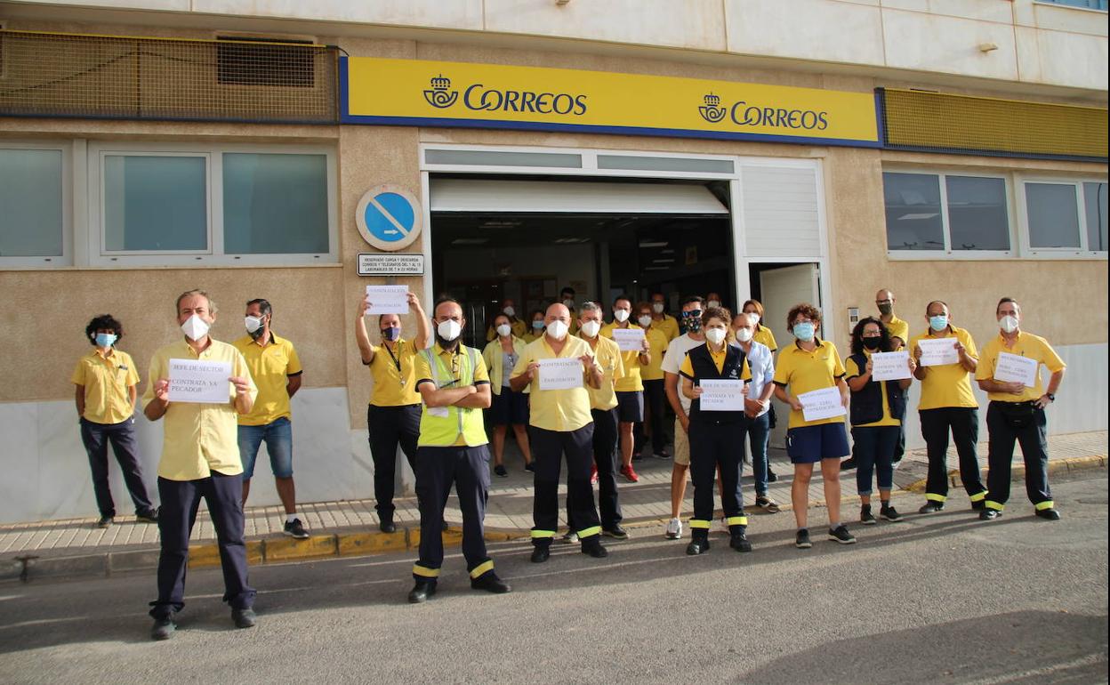 Concentración de los trabajadores de la Unidad de Reparto de El Ejido en la mañana de ayer viernes. 