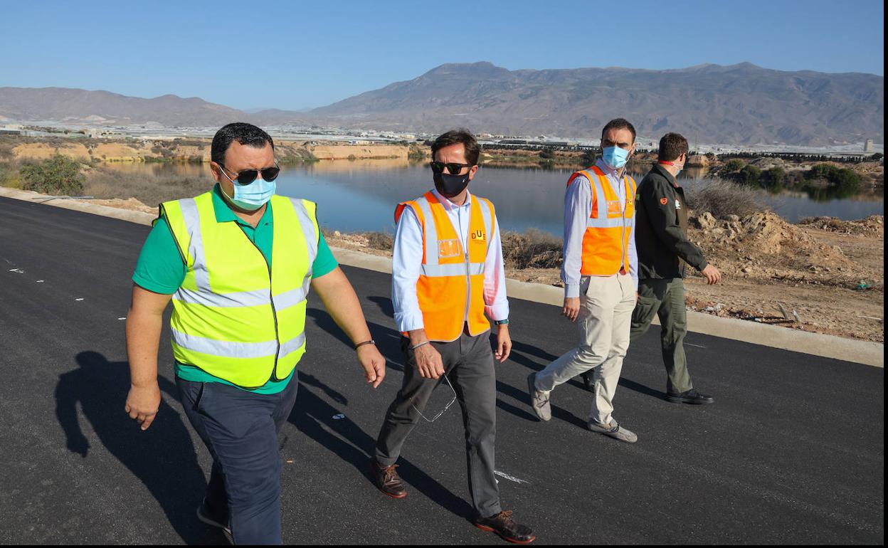Francisco Pérez y Francisco Góngora, con técnicos, visitando las obras