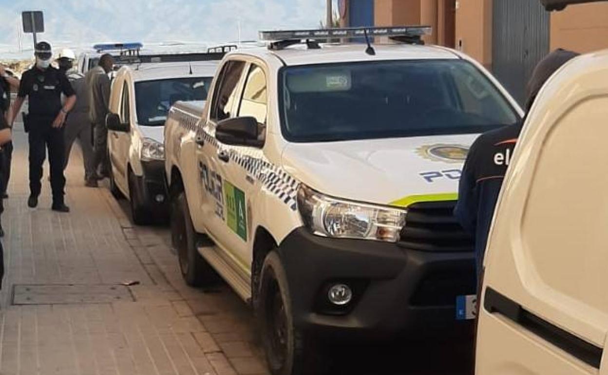 La Policía Local y Endesa cortan los enganches ilegales de 95 viviendas en San Agustín