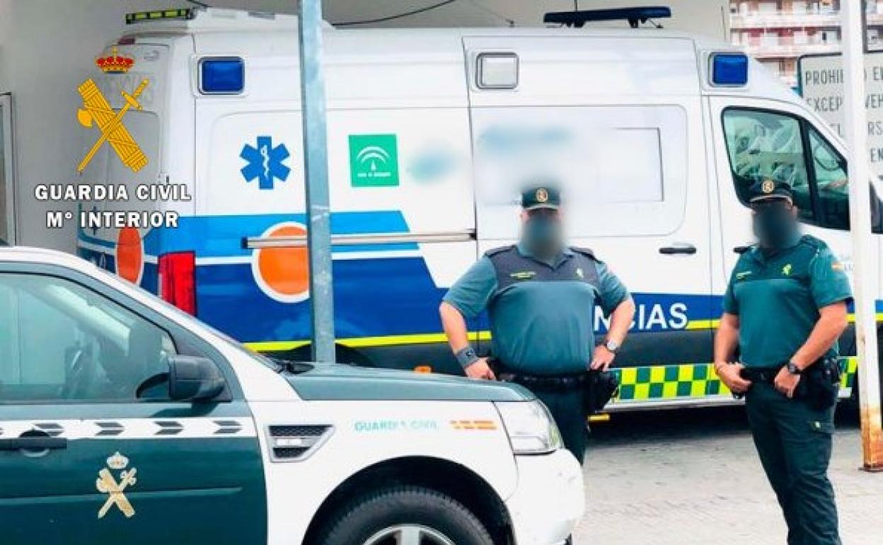 Sucesos en Almería | Entra en una casa, rompe todo lo que ve a su paso y agrede con un cuchillo al inquilino