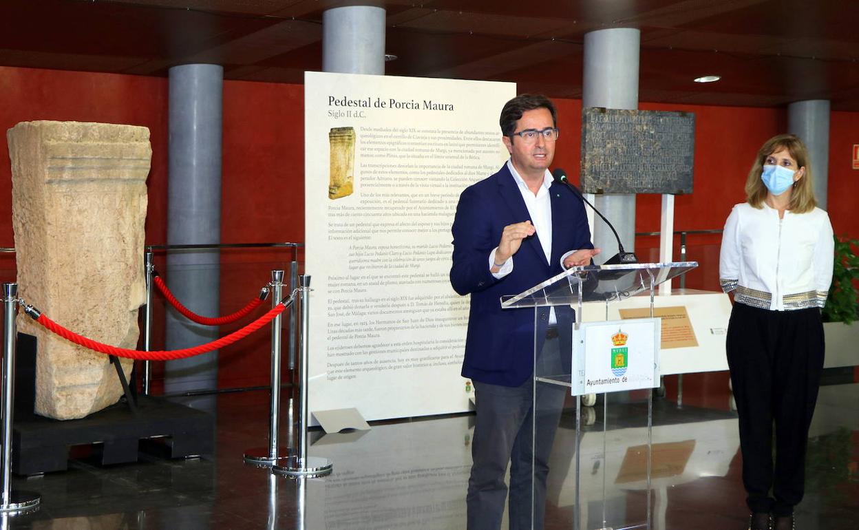 El Ejido exhibe el recuperado Pedestal de Porcia Maura del siglo II