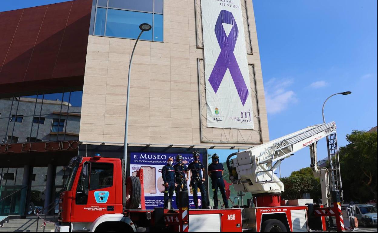 El Teatro Auditorio luce un gran lazo por la eliminación de la violencia contra la mujer