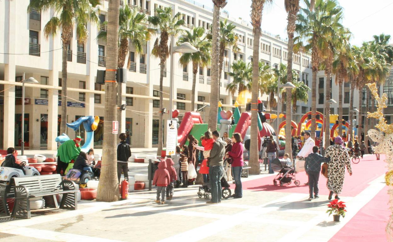 Vecinos de El Ejido en unas actividades en la Plaza Mayor.