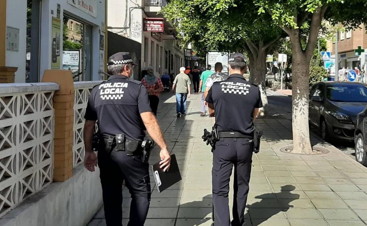Agentes de Policía Local de El Ejido, durante una patrulla. 