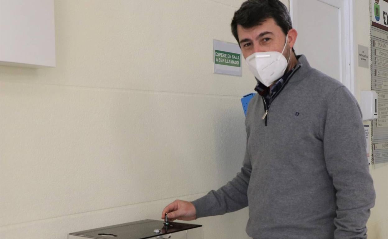 Alberto González depositando una pila.