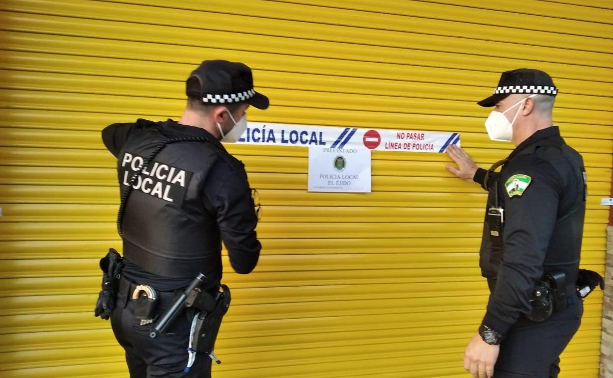 La Policía Local de El Ejido precintando un local.