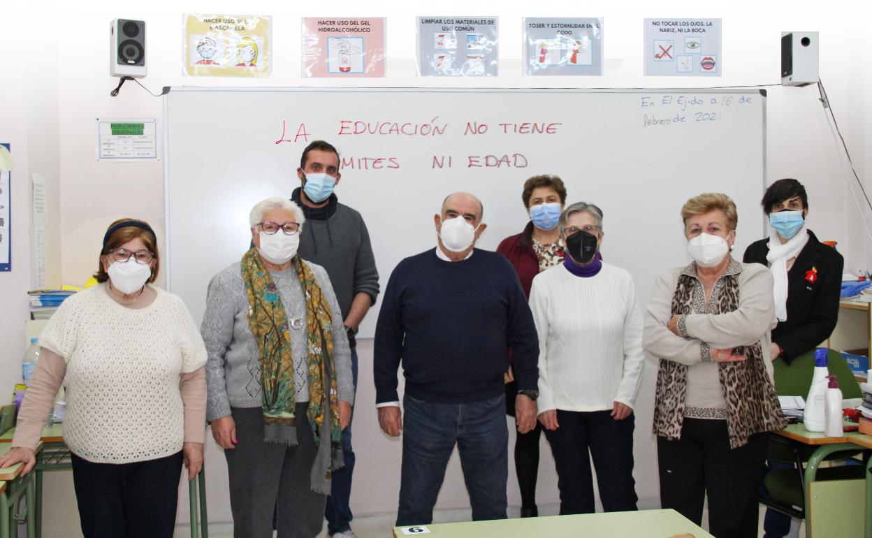 Educación en Almería | Escuela para adultos: El reto de aprender pese a la covid-19