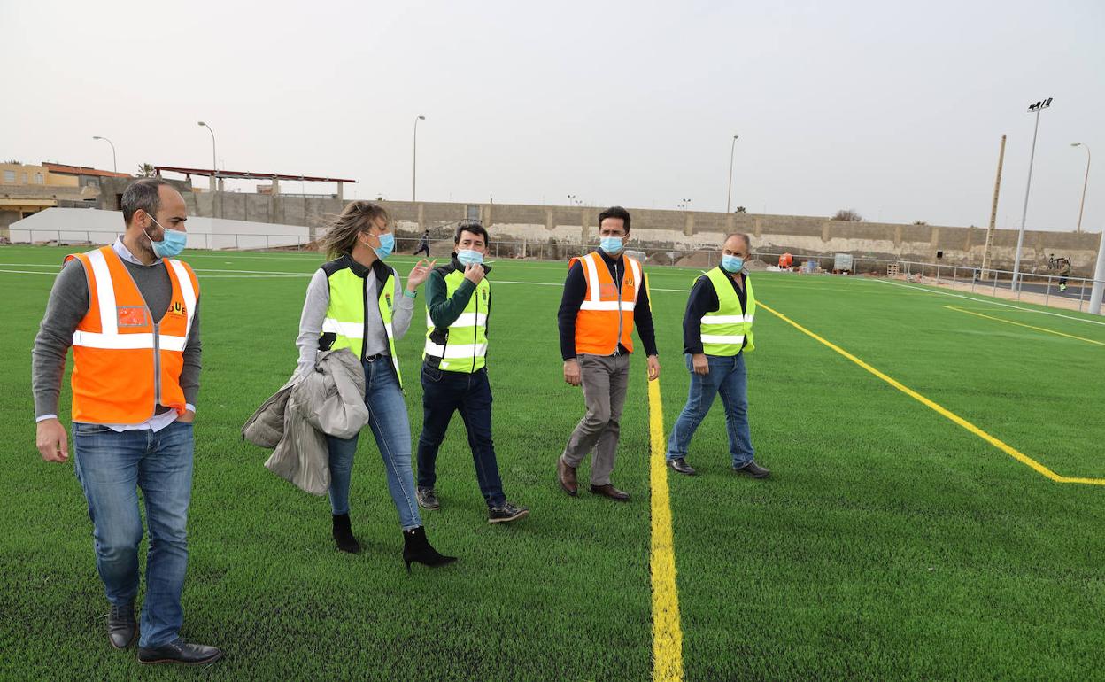 José Lirola, María José Martín, Alberto González, Francisco Góngora y Antonio Gómez, durante una visita a las obras. 