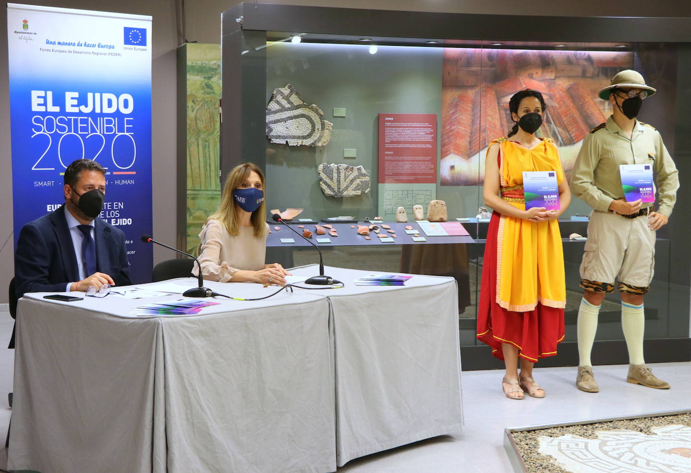 Julia Ibáñez y Óscar Criado durante la presentación del plan anual de actividades de la colección museográfica. 