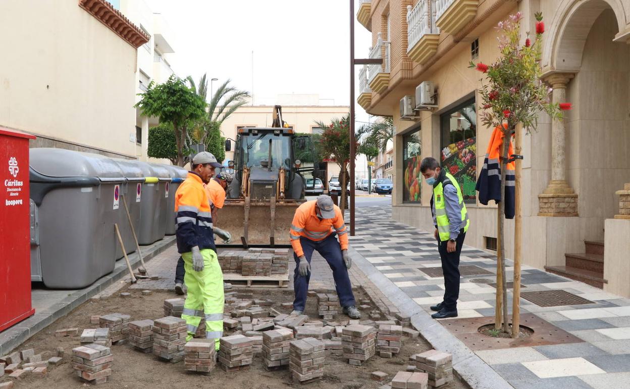 El gobierno de El Ejido cambia los adoquines del centro menos de un año después de ponerlos