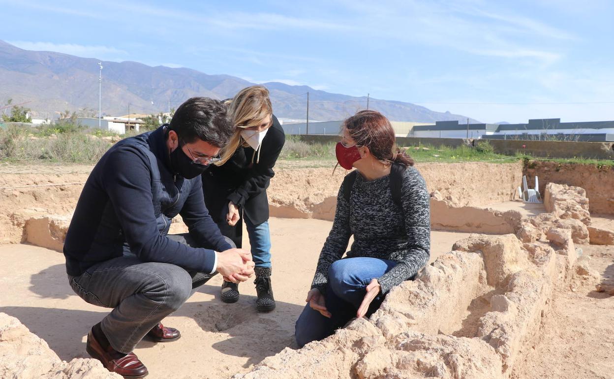 Francisco Góngora, Julia Ibáñez y Carmen Ana Pardo, en los restos hallados en Ciavieja, de momento. 