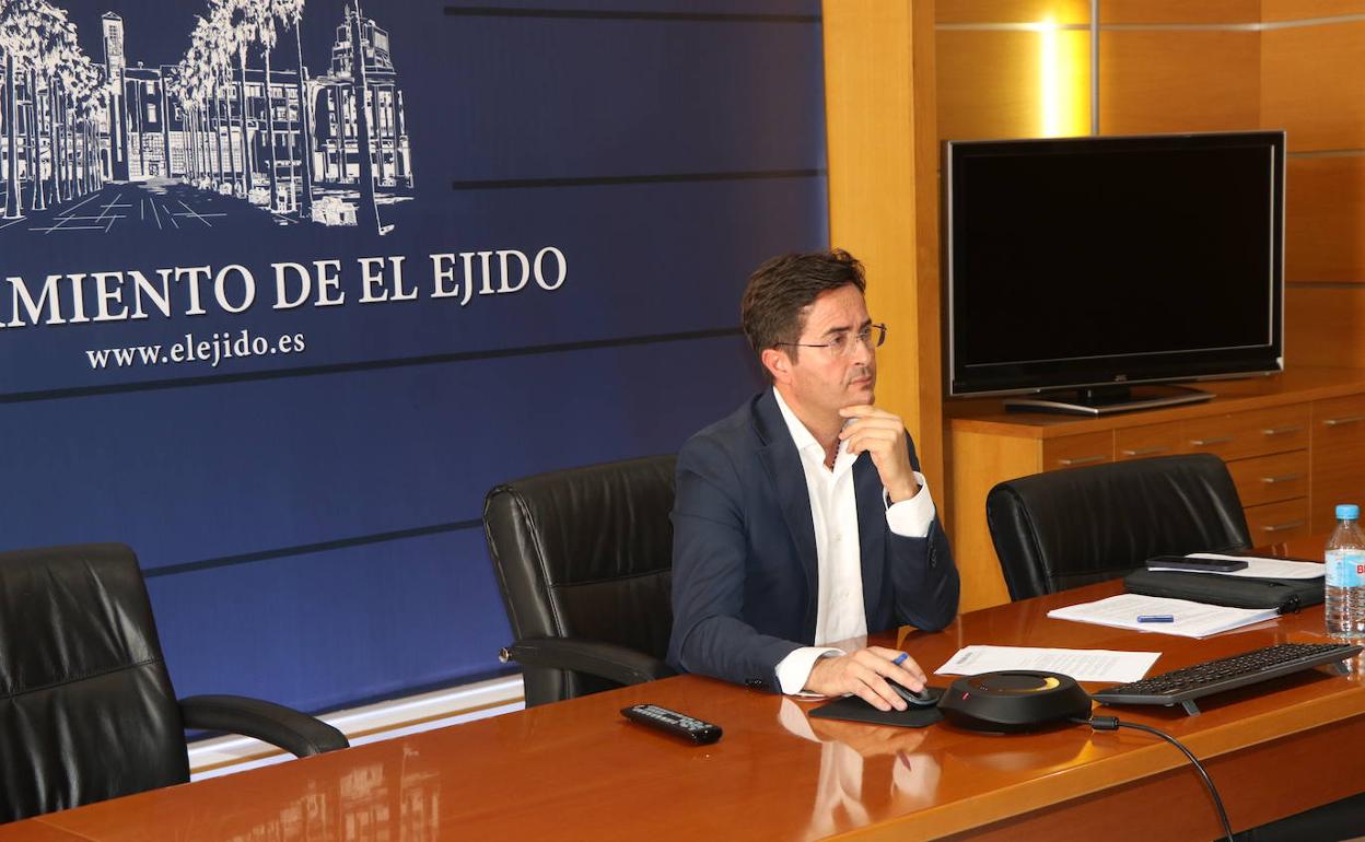 Acalorado debate plenario por el decreto de alcaldía de dedicación completa para la portavoz del PSOE