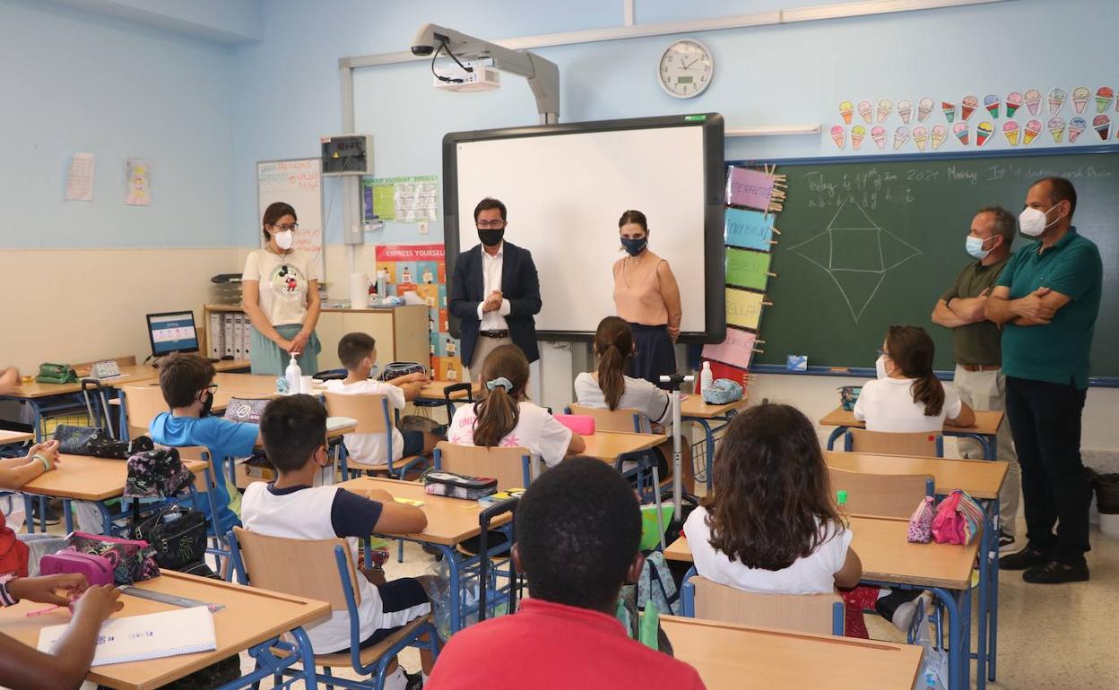 El alcalde participa en la experiencia escolar 'Y tú, ¿qué haces por mí?'