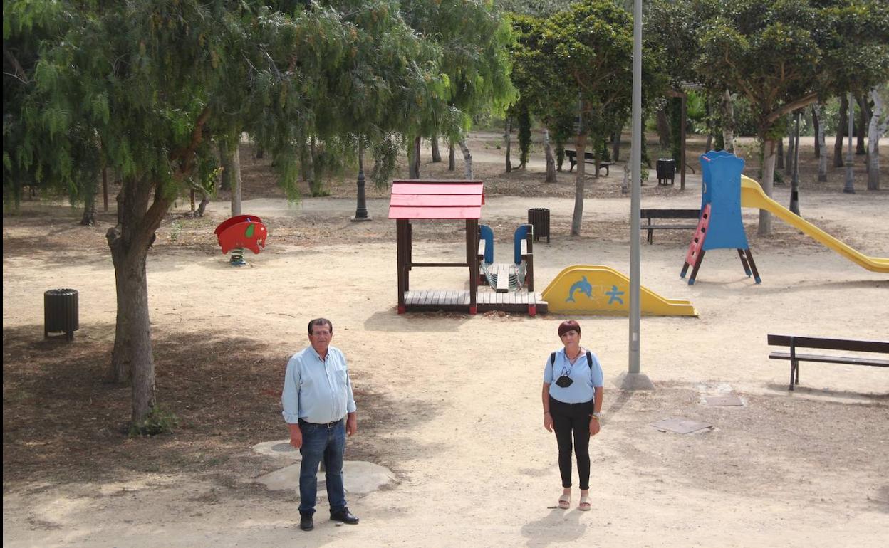 Maribel Carrión y José Miguel Alarcón en el Parque Forestal. 