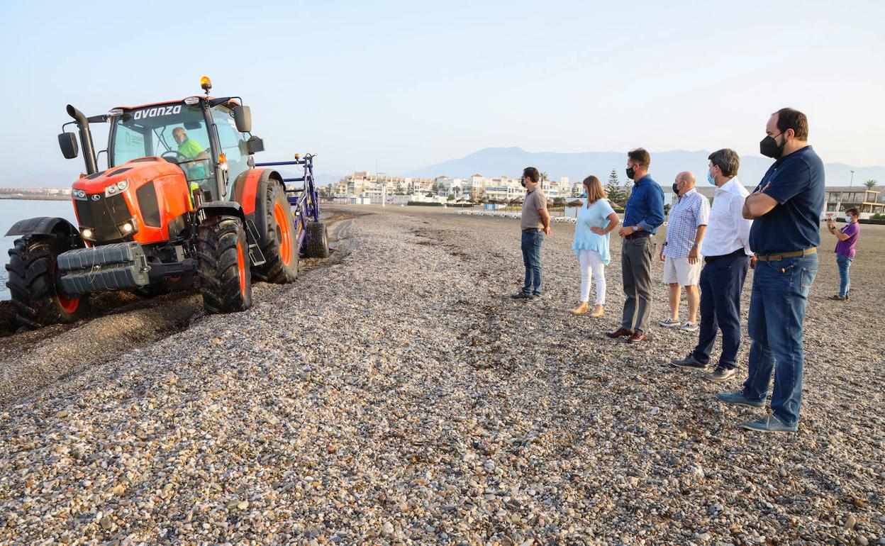El Ayuntamiento incorpora nueva maquinaria para el mantenimiento diario de las playas