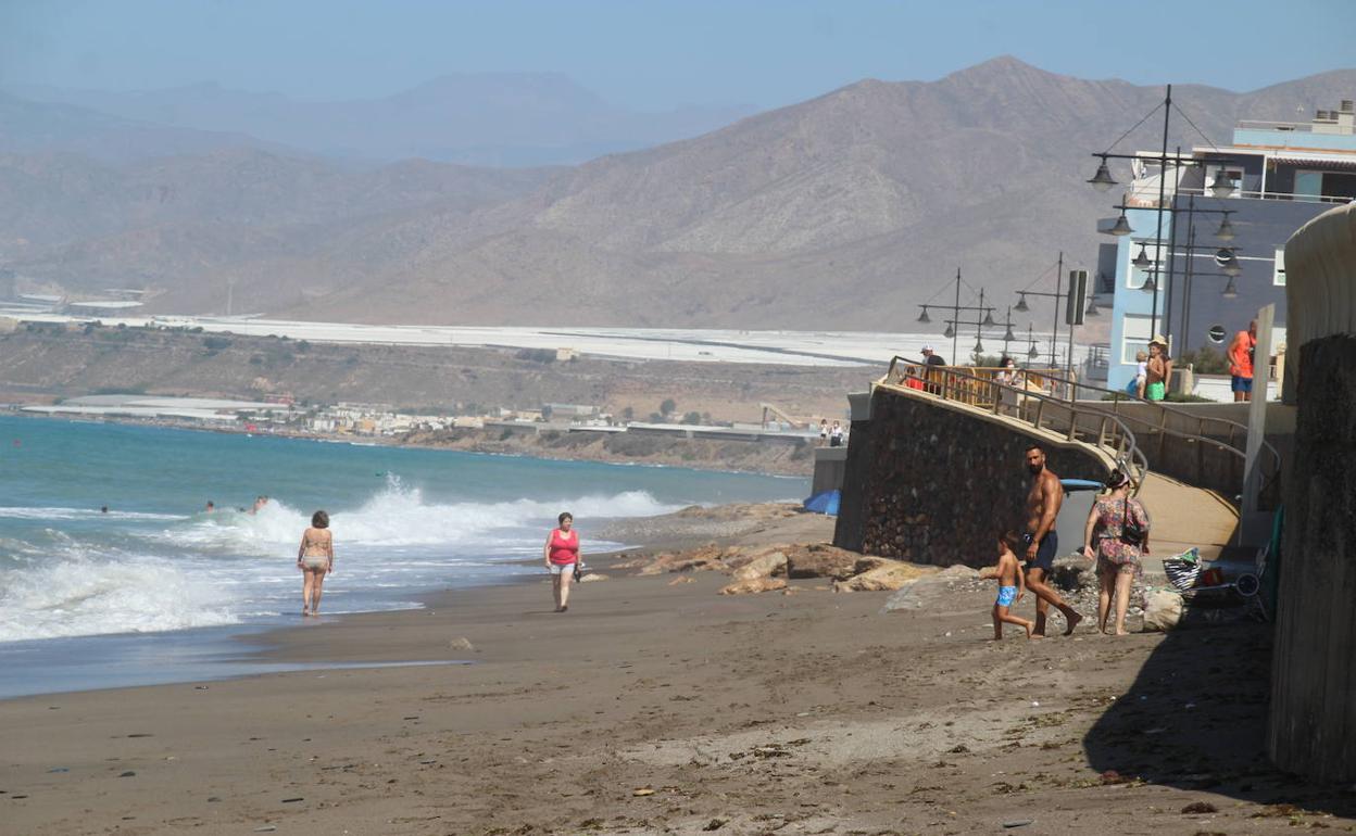 La Mesa de Trabajo por la Playa de Balerma le pide una reunión a la ministra Teresa Ribera