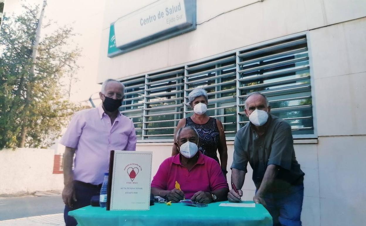 Baldomero García, José Antonio Sánchez, Emilia Escobar y Francisco Fernández en el exterior del Centro de Salud de Ejido Sur. 