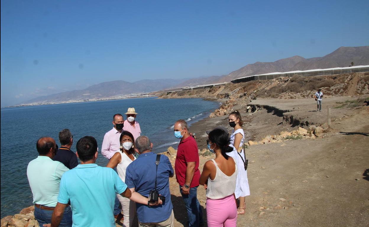 La Presidenta del Parlamento andaluz pide obras de emergencia para la playa de Balerma