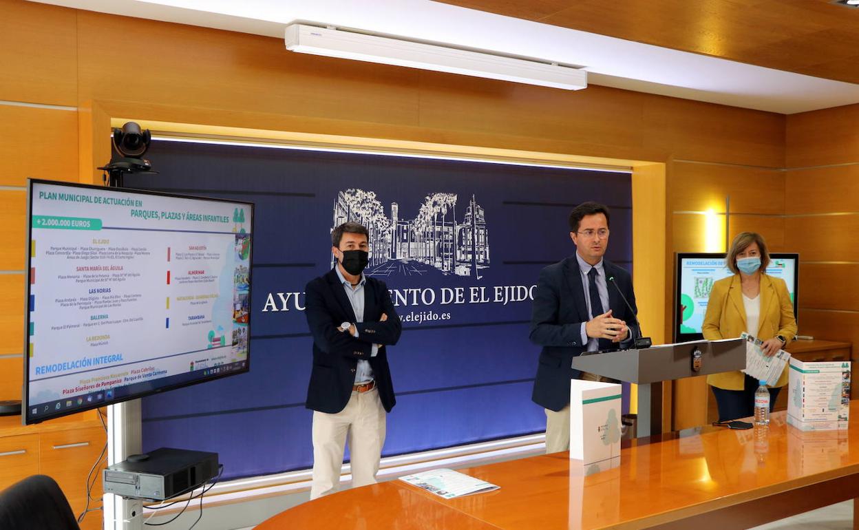Alberto González y Francisco Góngora durante la presentación del Plan de actuación en plazas y parques. 