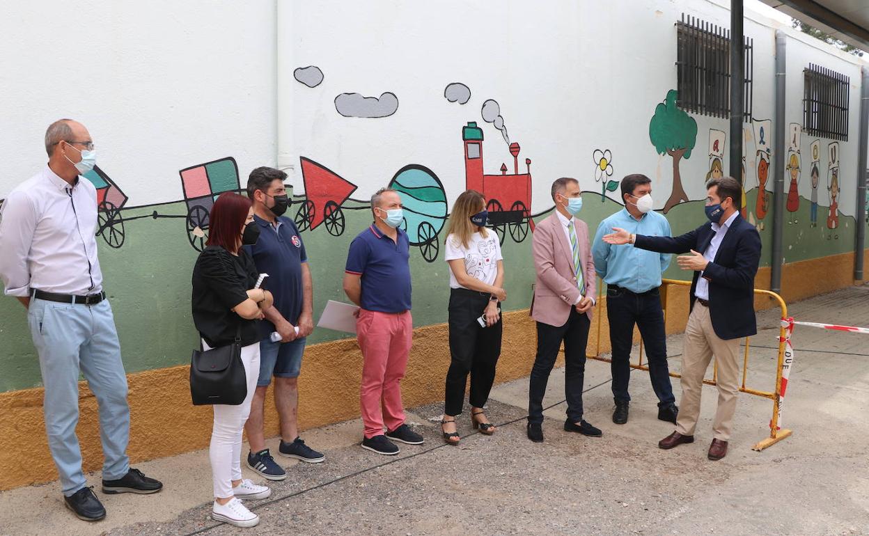 Imagen de la visita que realizó el delegado de Educación y el alcalde al CEIP Santa María del Águila en junio. 