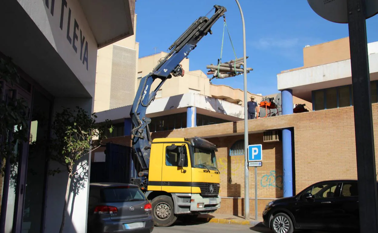 Operarios trabajando en las obras de remodelación del antiguo teatro en Centro Juvenil. 