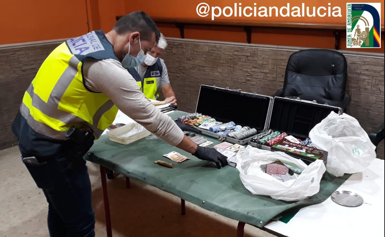 Dos agentes recuentan el dinero intervenido.