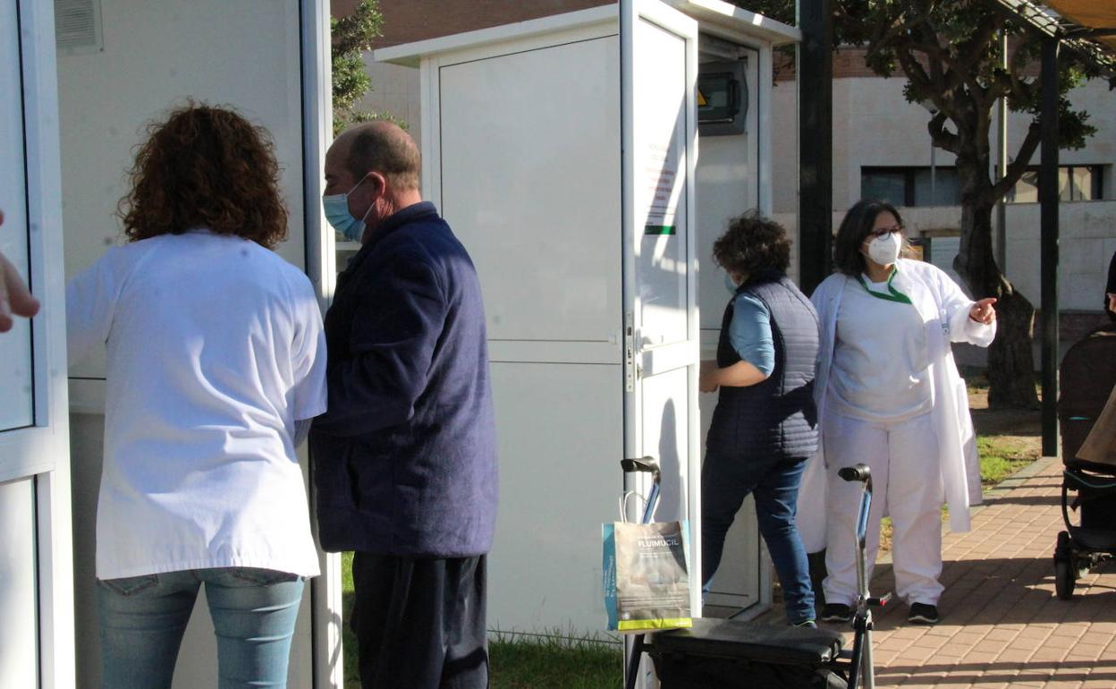 Profesionales del Hospital de Poniente ayudan a los pacientes a obtener su tíquet para consultas externas. 