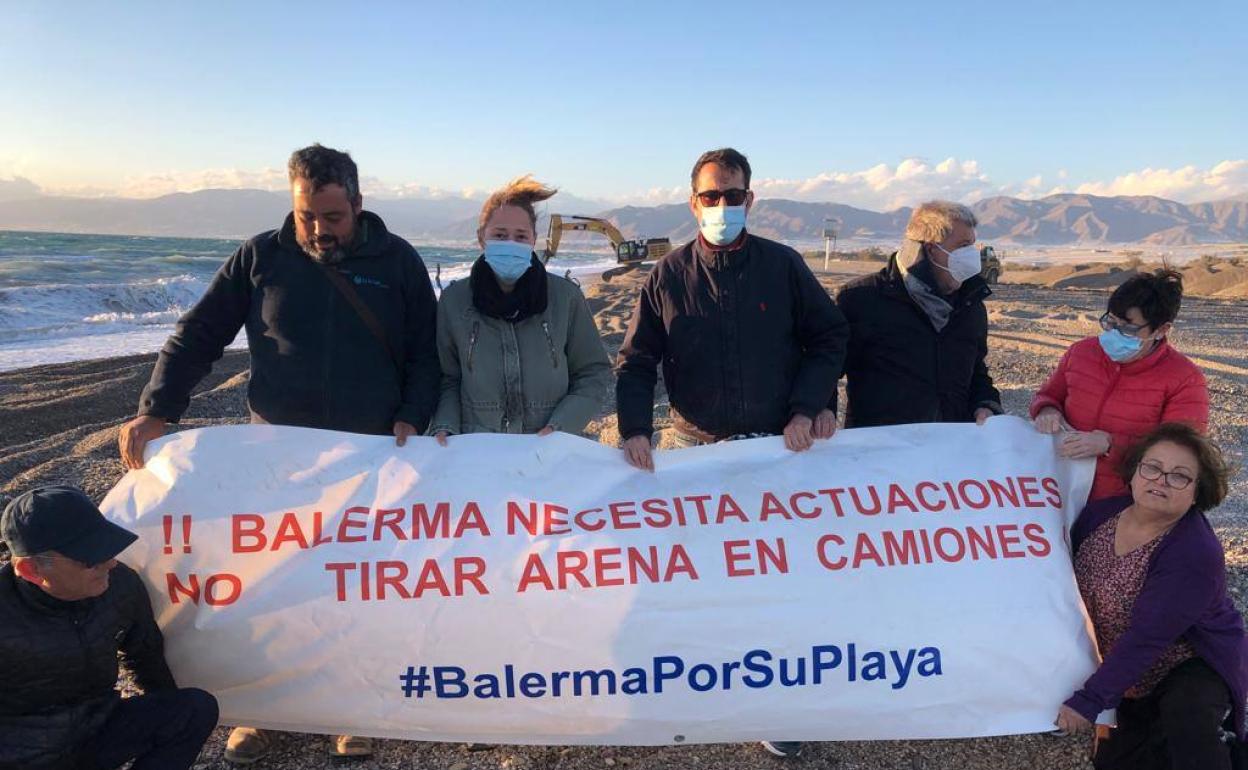 Miembros de la Mesa de Trabajo por la playa de Balerma. 
