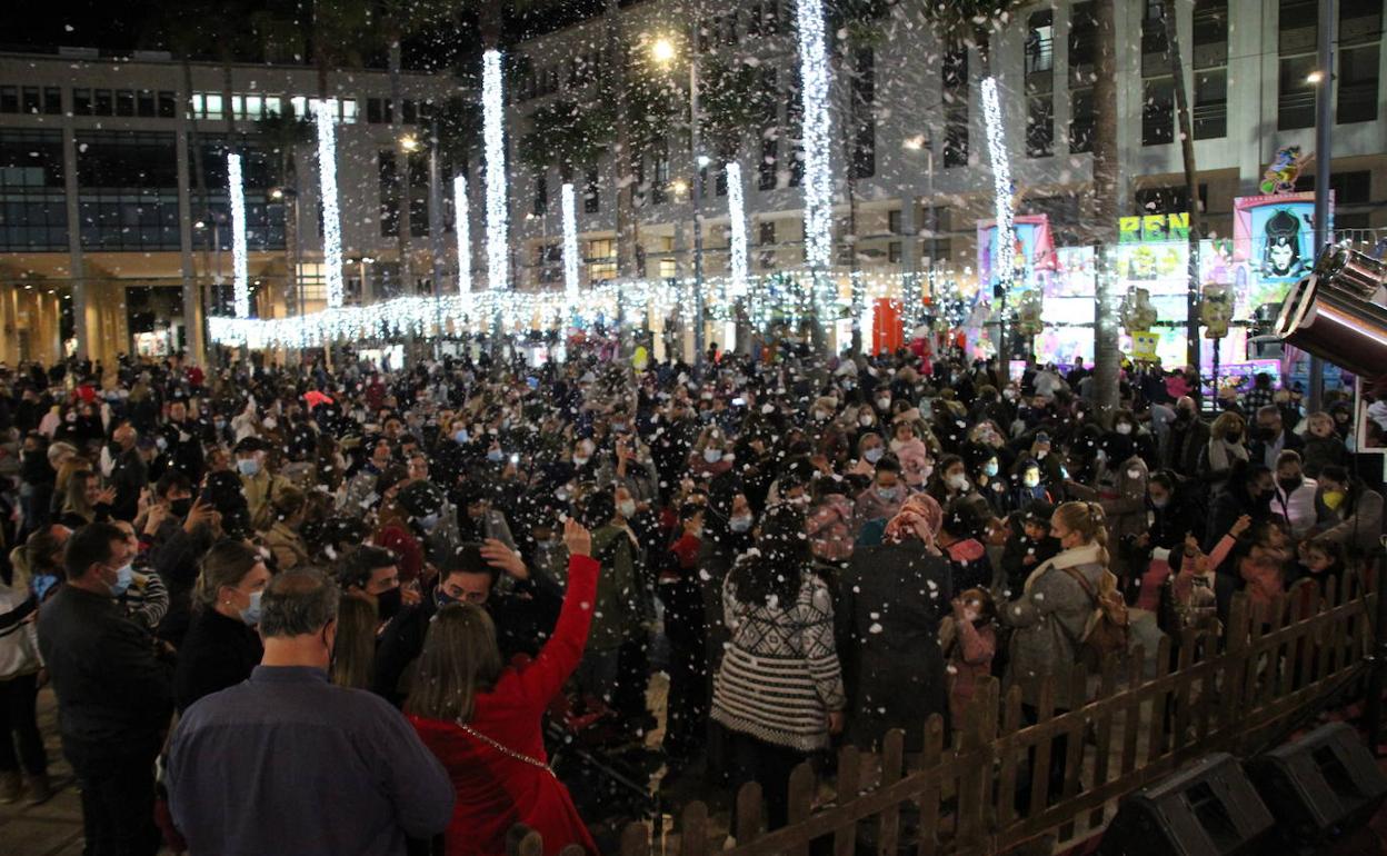 a Navidad llegó en la tarde noche de ayer al municipio con el encendido de las luces navideñas. 