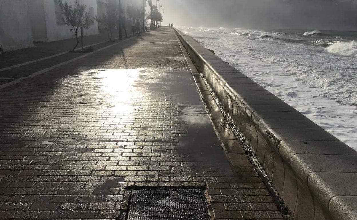 Imagen del Paseo Marítimo de Balerma durante el temporal de la semana pasada.