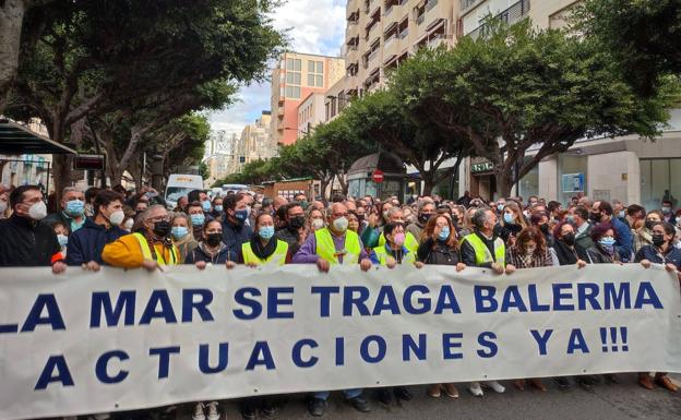 Manifestación por la playa de Balerma, este viernes, en el Paseo de Almería. 