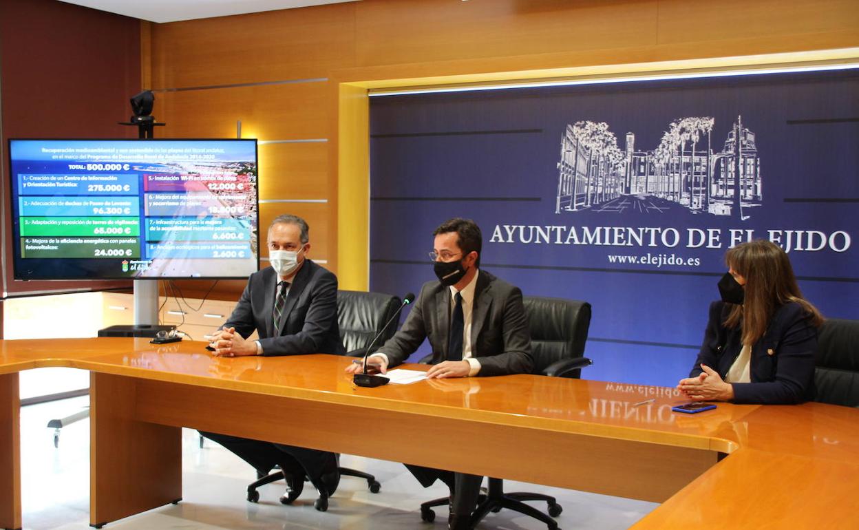 Vicente García Egea, Francisco Góngora y Luisa Barranco durante la presentación de este proyecto turístico. 