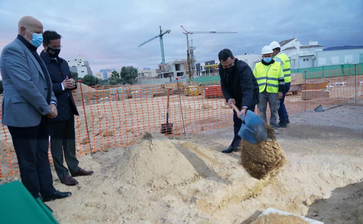 El consejero de Educación, el alcalde de El Ejido y el Presidente de la Junta de Andalucía durante el acto de primera piedra de colegio de Almerimar. 