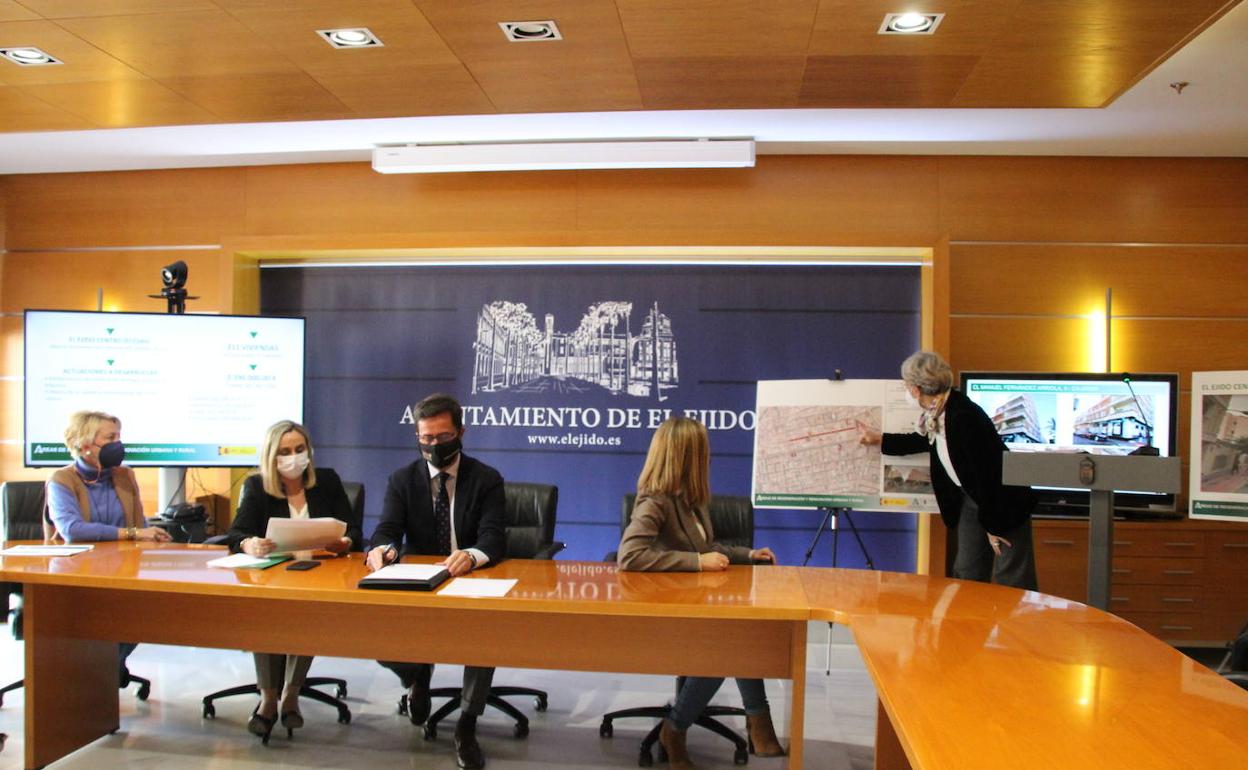 Eloísa Cabrera, Marifrán Carazo, Francisco Góngora y Maribel Sánchez, durante la presentación de la actuación. 