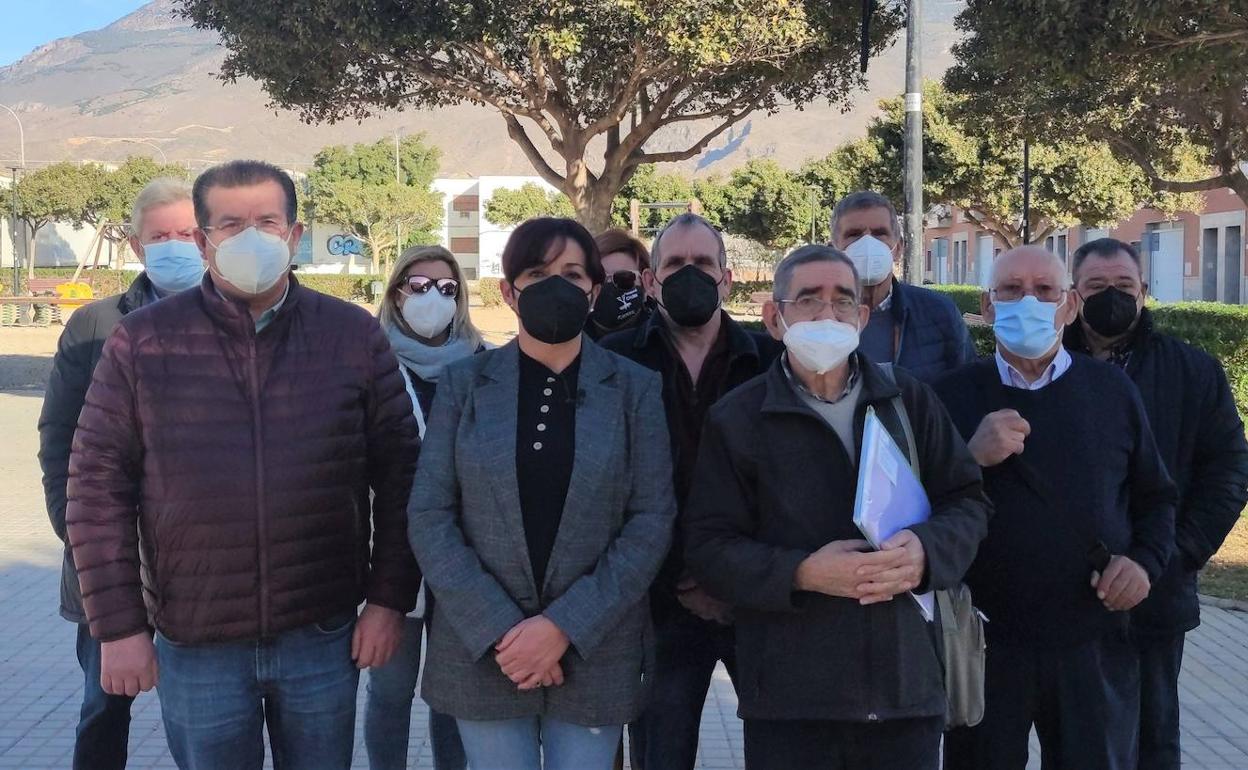Concejales socialistas junto al presidente de la Asociación de Vecinos de Las Palmeras y miembros del colectivo. 
