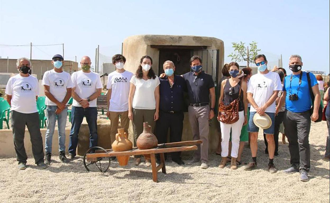 Momento de la inauguración de Los Baños del 'Pozo del Alcalde' con los miembros de la directiva, el alcalde de El Ejido y la concejala de Cultura. 