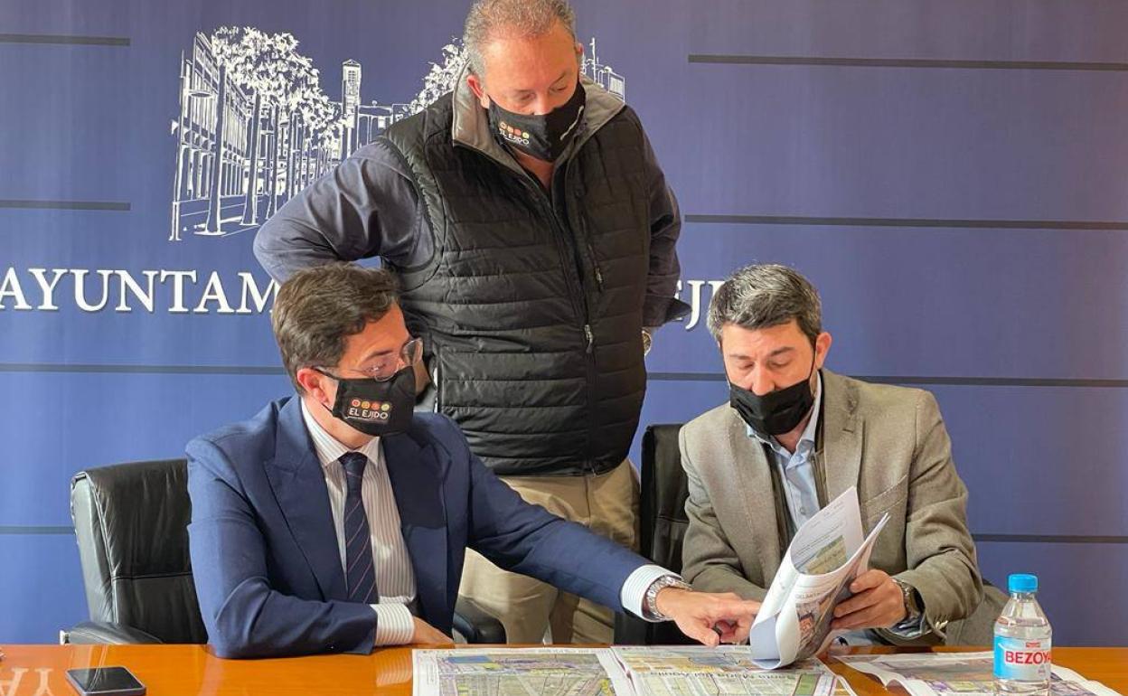 El Ayuntamiento remodelará la plaza Carabela de Almerimar con nuevos espacios para niños